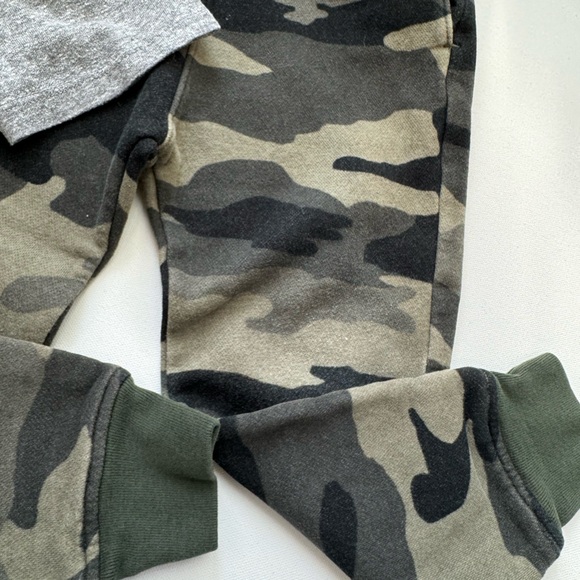 Excellent condition little boys size 5/6 Chaser tee and Abercrombie joggers $75 - Picture 6 of 7